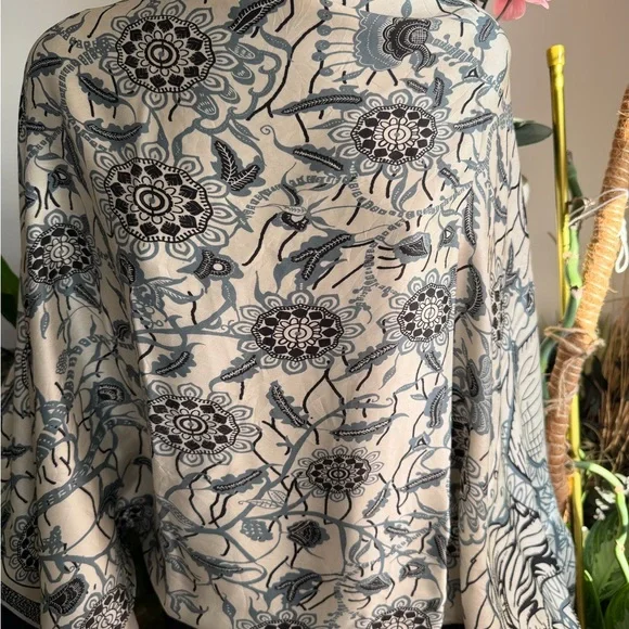 Christian Dior Reversible Floral Wrap Silk Scarf. - Picture 4 of 16